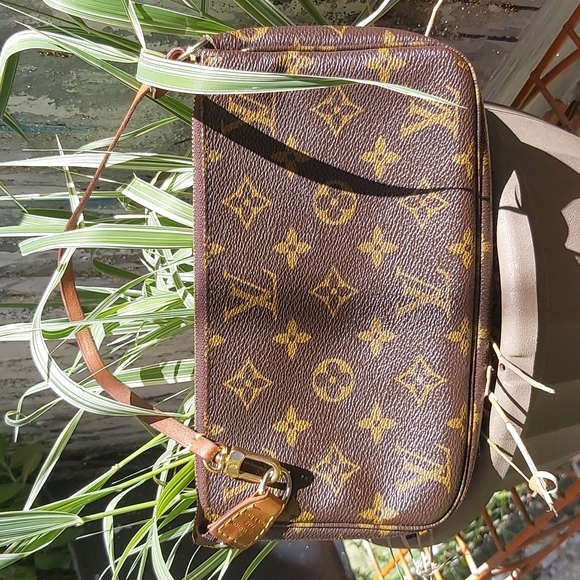 Louis Vuitton Handbags - Louis Vuitton Pochette